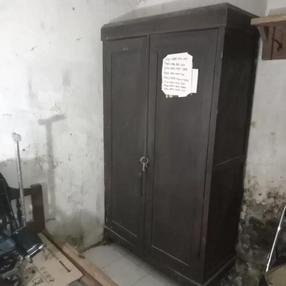 Lemari kuno jati