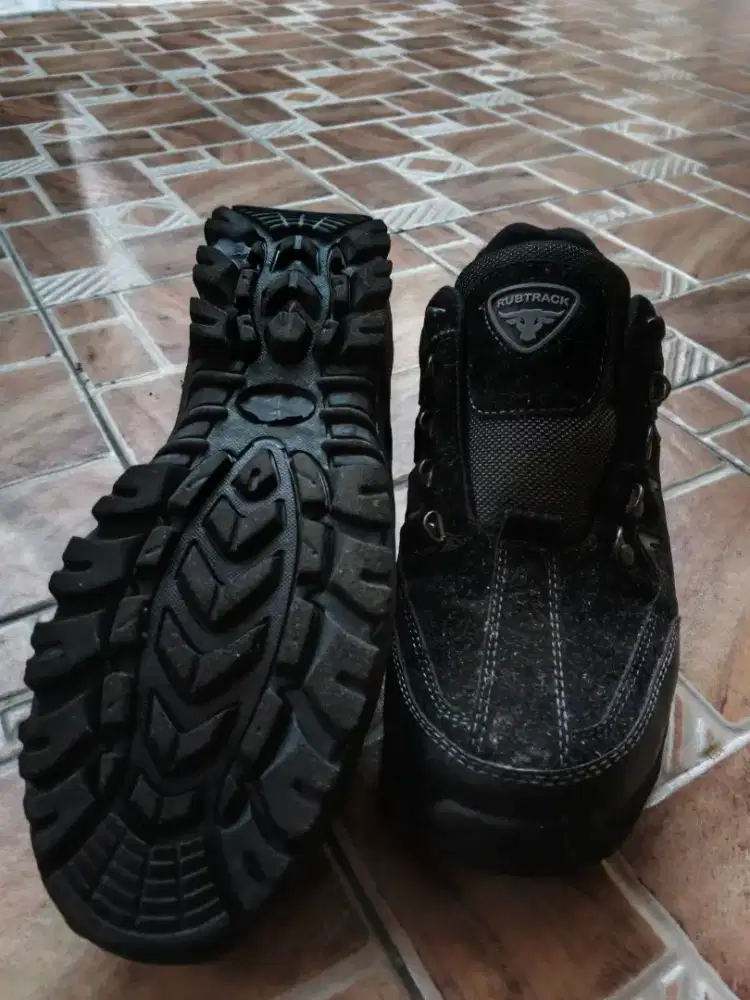 Sepatu safety pria