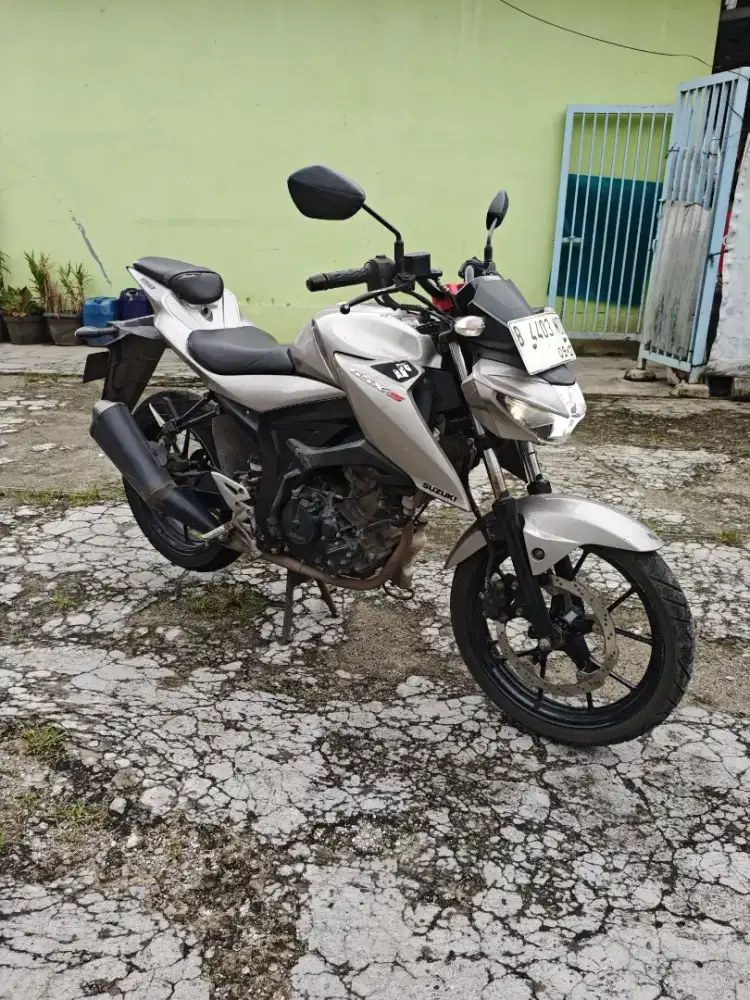 Suzuki gsx s silver