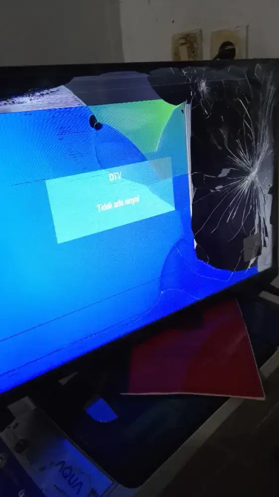 TV LED AQUA - Kondisi Layar Pecah (Untuk Part atau Kanibalan)