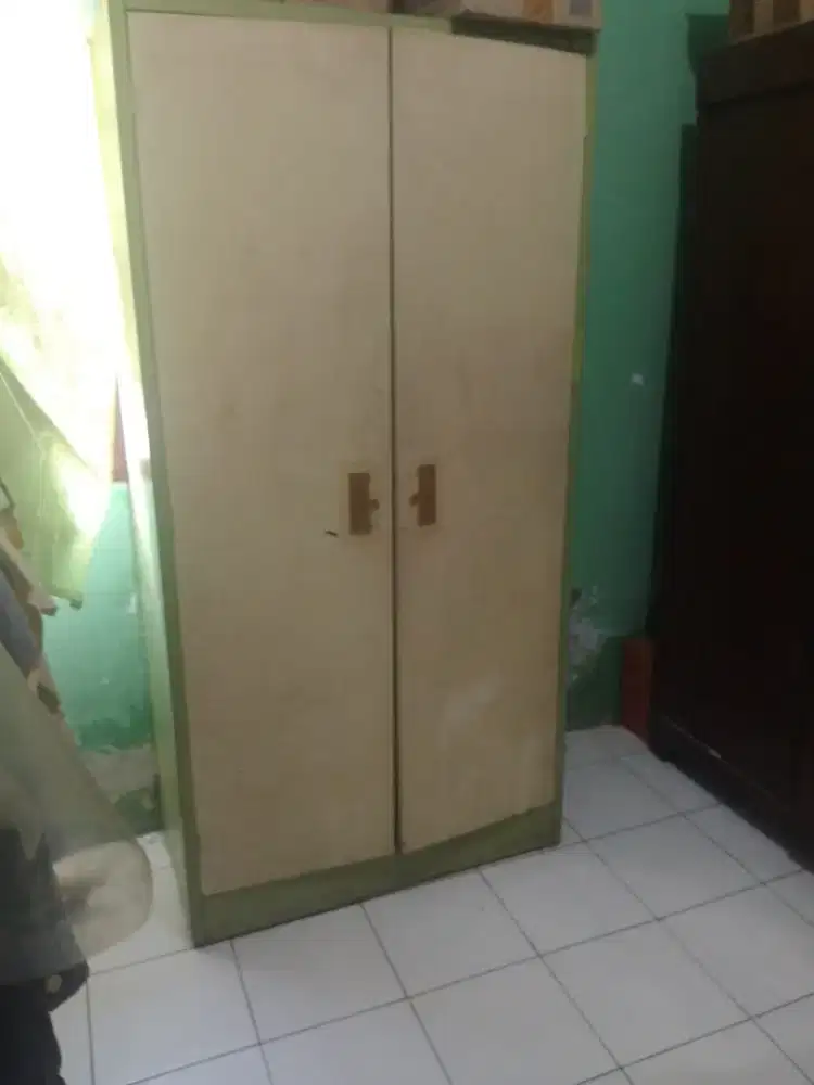 Lemari seng tebal 2 pintu