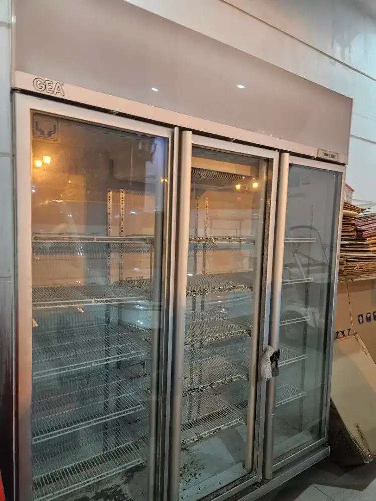 Showcase GEA 3 pintu