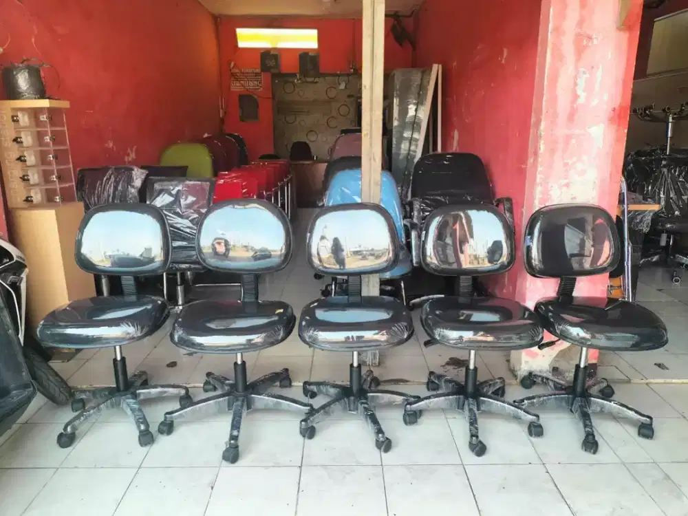 Kursi staf kantor tanpa handrest