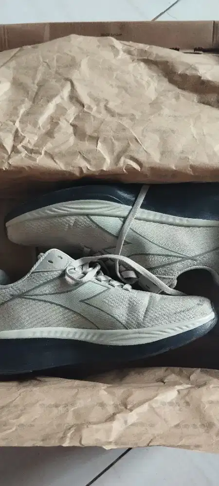 Di jual sepatu diadora