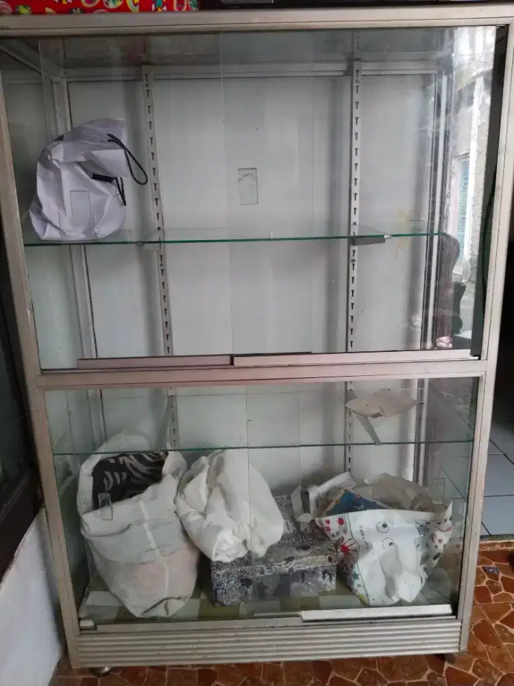 Etalase Kaca 3 sekat