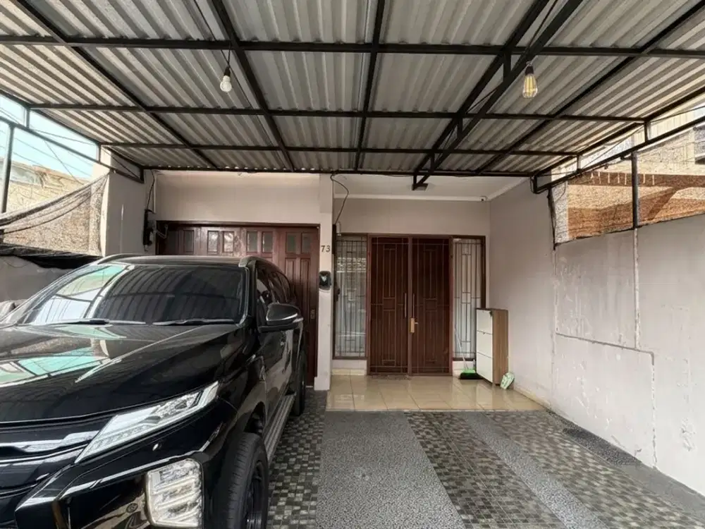 DIJUAL CEPAT (BU)! Rumah dengan lokasi super strategis di Meruya, Jakarta Barat. Akses sangat mudah, hanya hitungan menit menuju gerbang Tol JORR dan