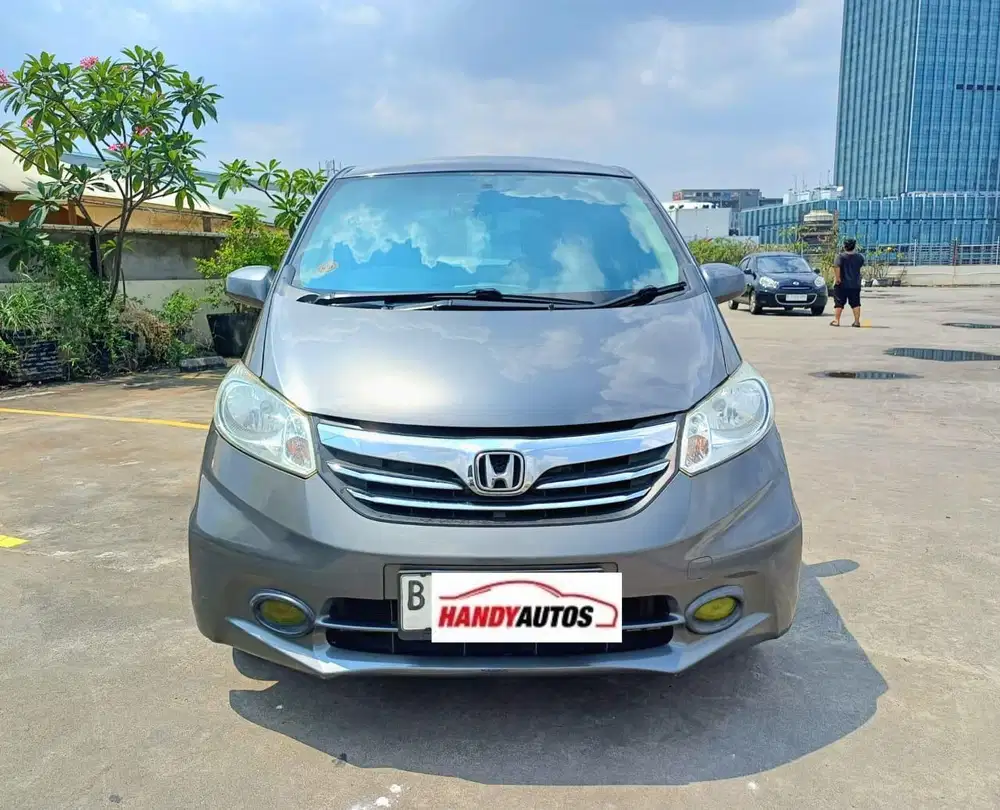 Honda Freed SD Facelift Tahun 2012 Automatic Abu abu metalik