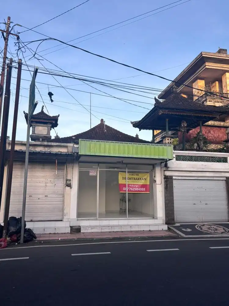 DIKONTRAKKAN TOKO LOKASI STRATEGIS DEKAT LAPANGAN PUPUTAN DAN SMPN 1
