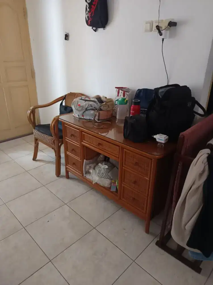 meja kantor kayu rotan