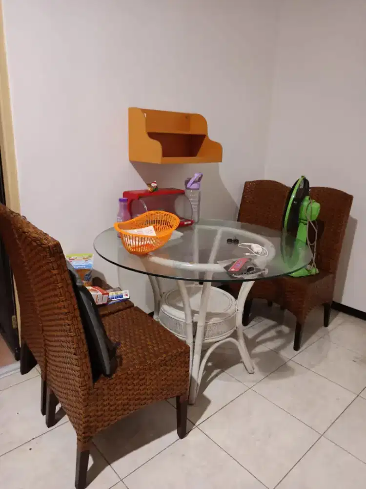 meja makan kaca bundar + 4 kursi