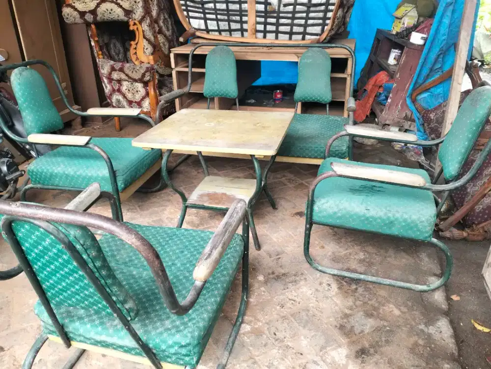 kursi antik, bagi yg paham, diganti kain baru, di cat lagi