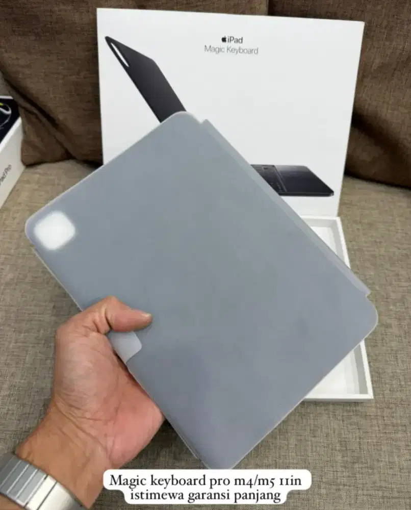 SECOND Apple Magic Keyboard iPad Pro M4 M5 11in LIKE NEW Maret 2027