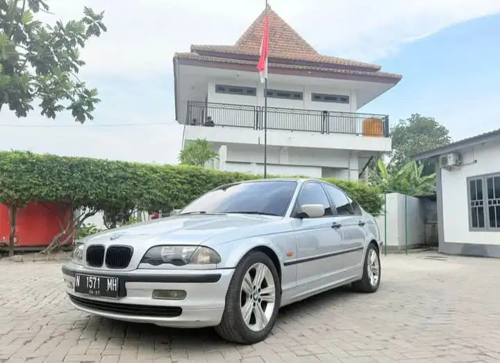 BMW 318i 2000 Bensin