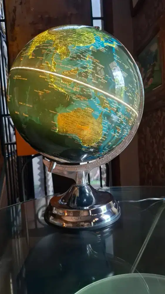 Globe dunia bulat ada lampu dalam kondisi seperti baru