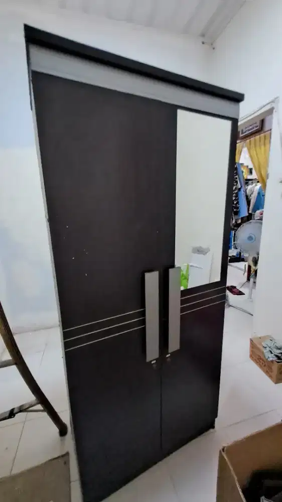 Lemari pakaian dan barang