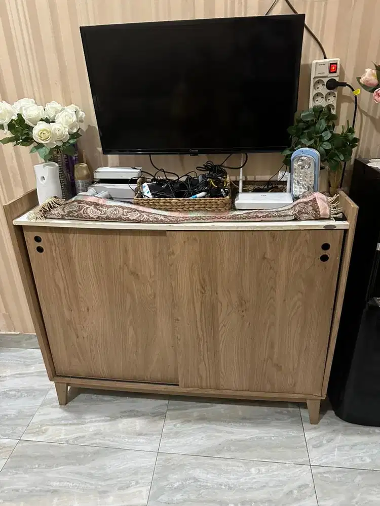 Bufet tv atau rak sepatu informa