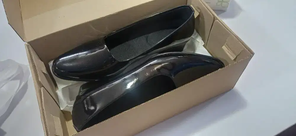Sepatu kerja wanita