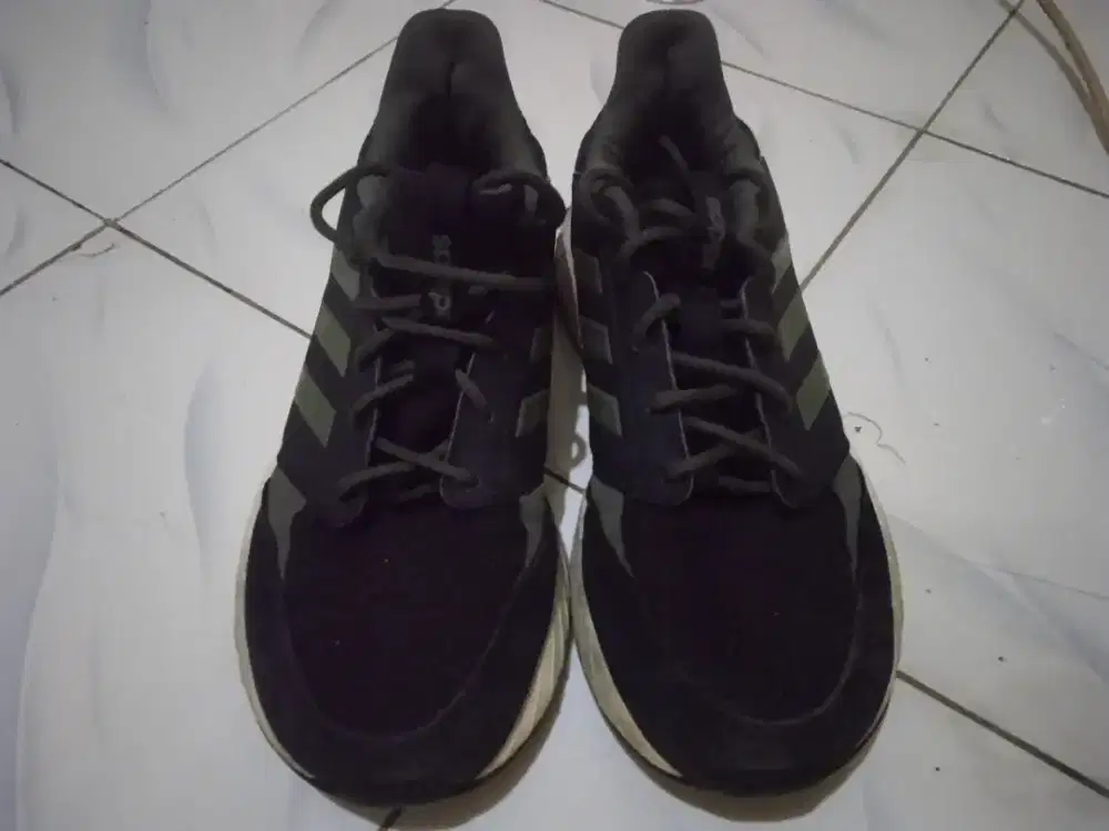 Sepatu running pria