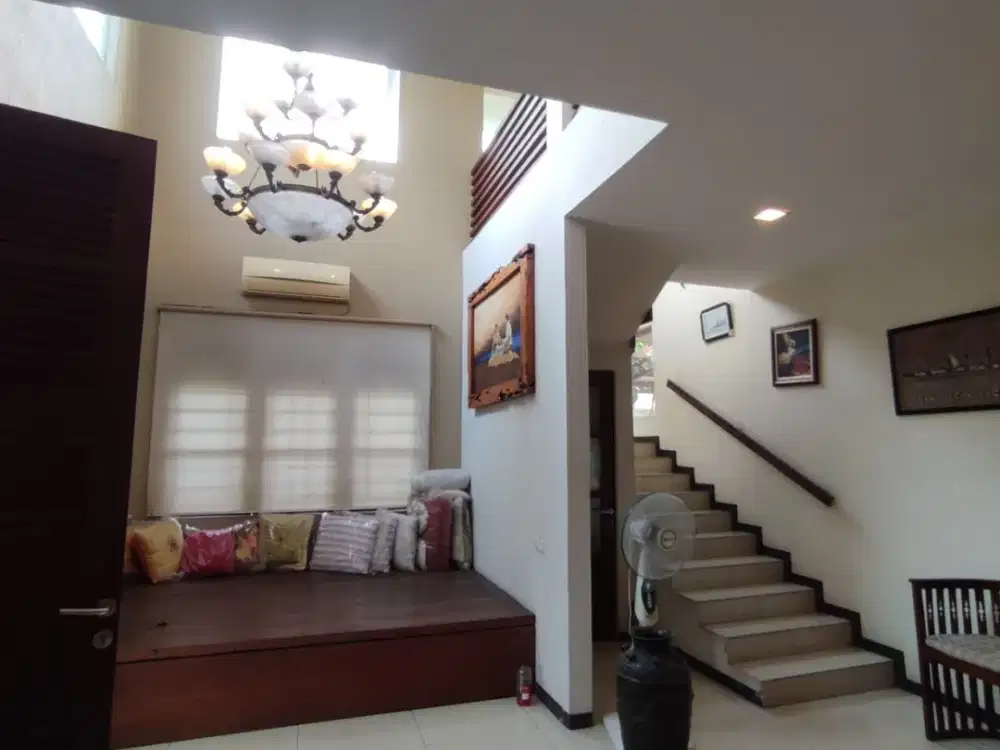 dijual rumah ada lift di anggrek loka BSD, Tangerang Selatan