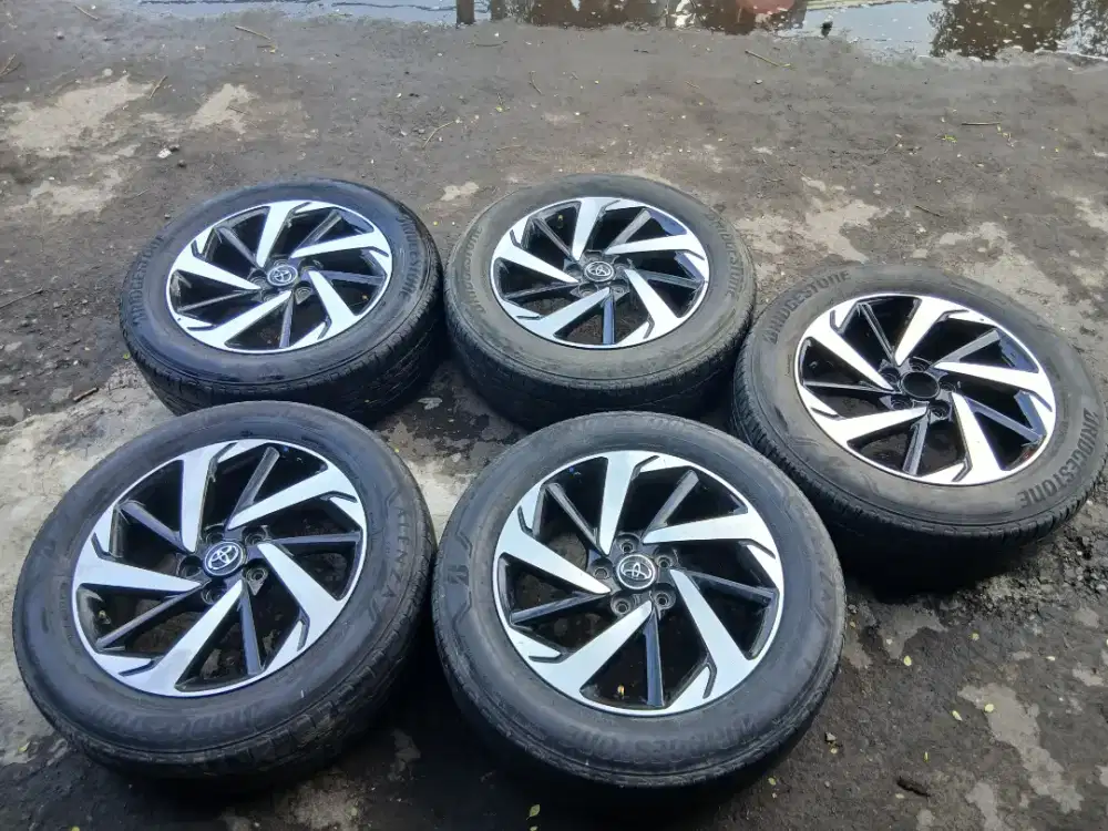 Velg plus ban orginal toyota rush siap pake ada 5   biji