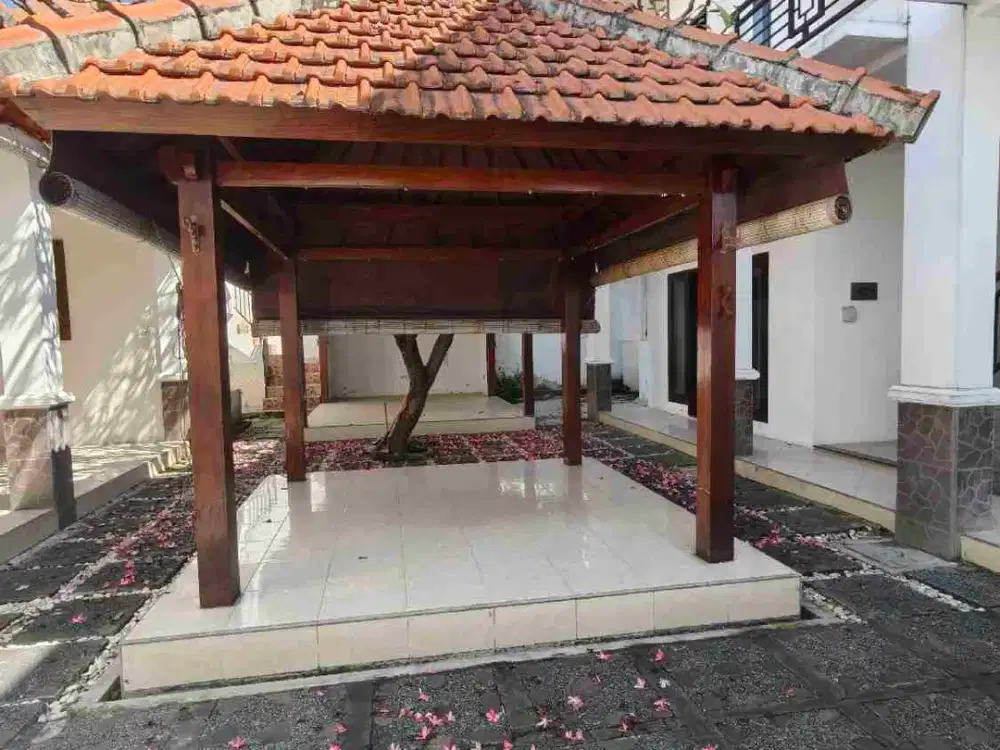 Rumah semi villa 4 are strategis dekat pusat kuluner bebas banjir Bangunan kokoh
