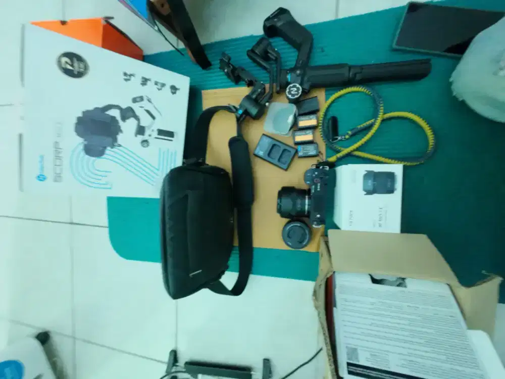 Kamera mirrorless sony ZVE10 + lensa + gimbal