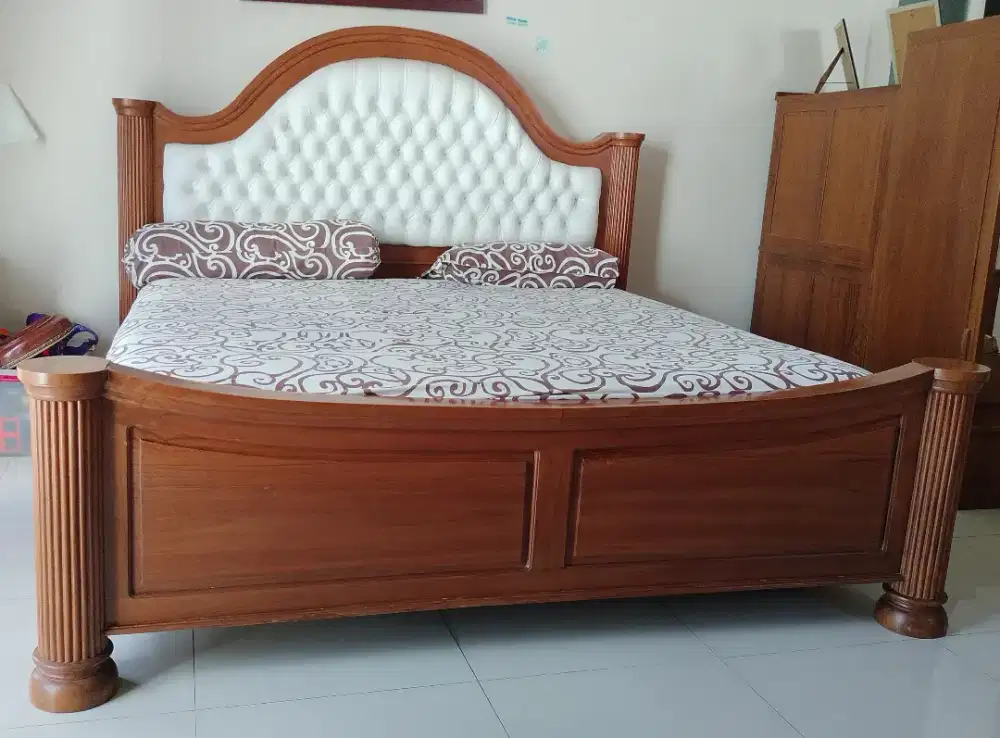 Ranjang plus kasur, meja rias, kursi rias