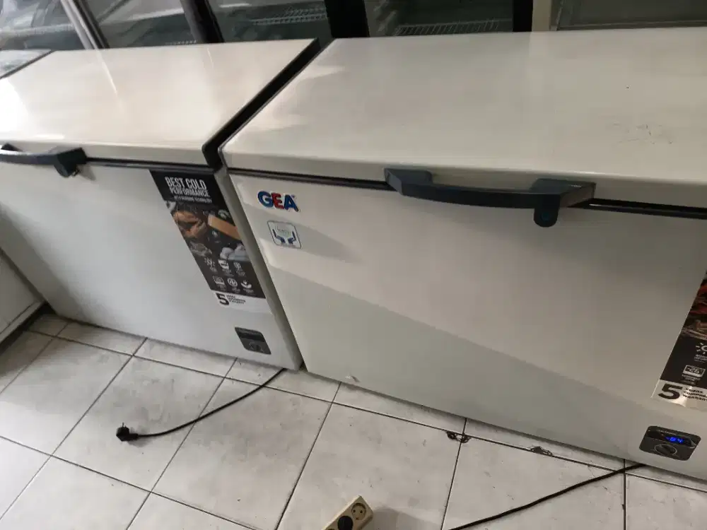 Freezer bok merek gea kapasitas 318 liter