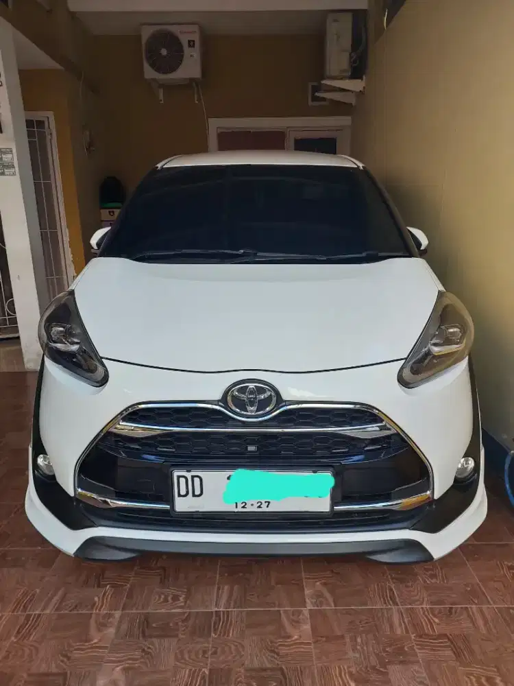 Toyota Sienta 1.5 Q CVT matic 2017 putih