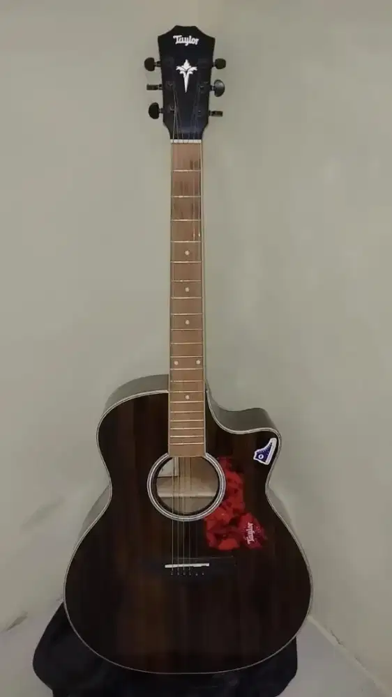 Gitar akustik jumbo