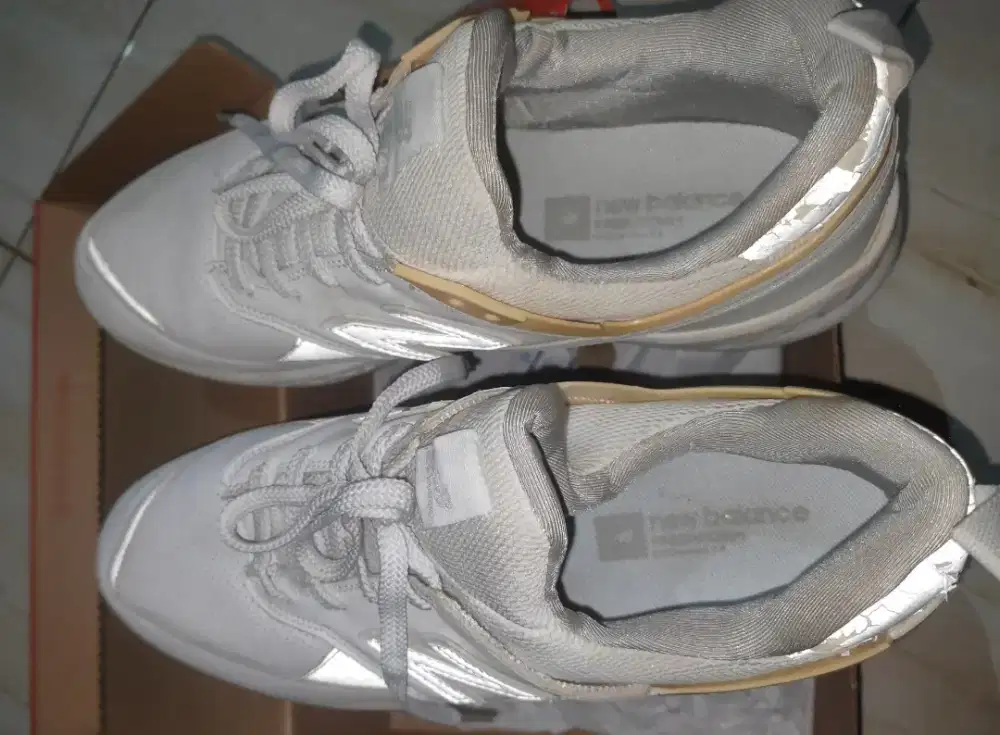 Sepatu putih bekas jarang dipakai merk New balance