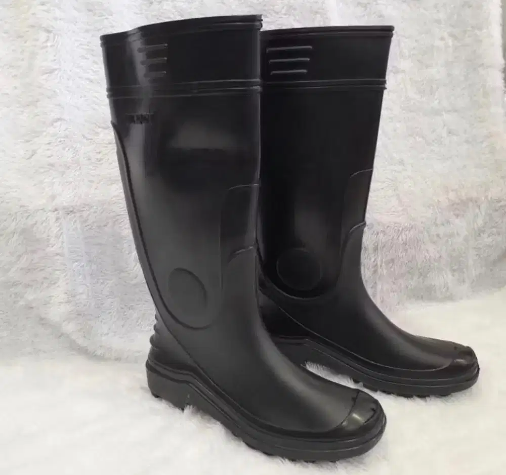SEPATU SAFETY KUNING DAN SEPATU BOOT HITAM