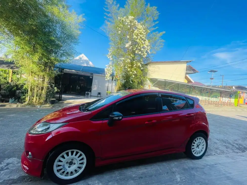 RED ford fiesta