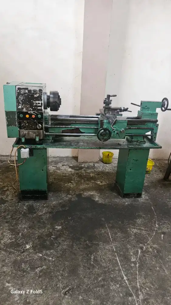 Dijual mesin bubut tipe CQ 6230