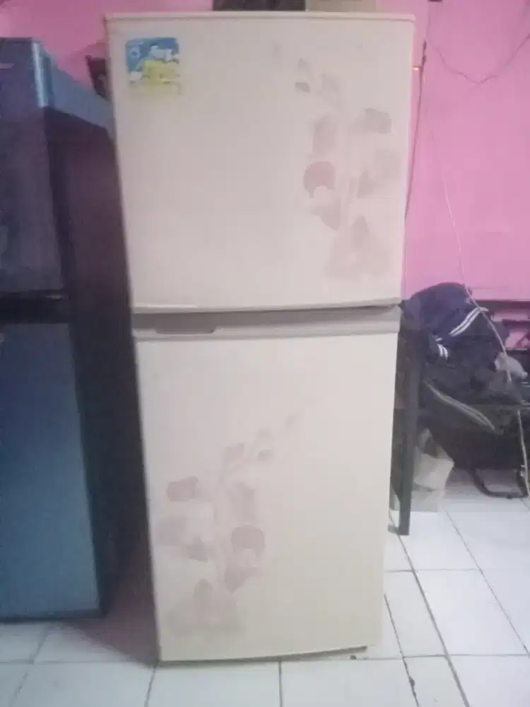 Di jual kukas 2pintu merk sharp