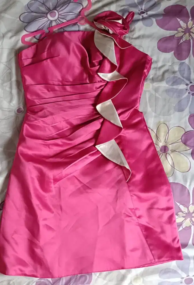 Dress pesta pendek