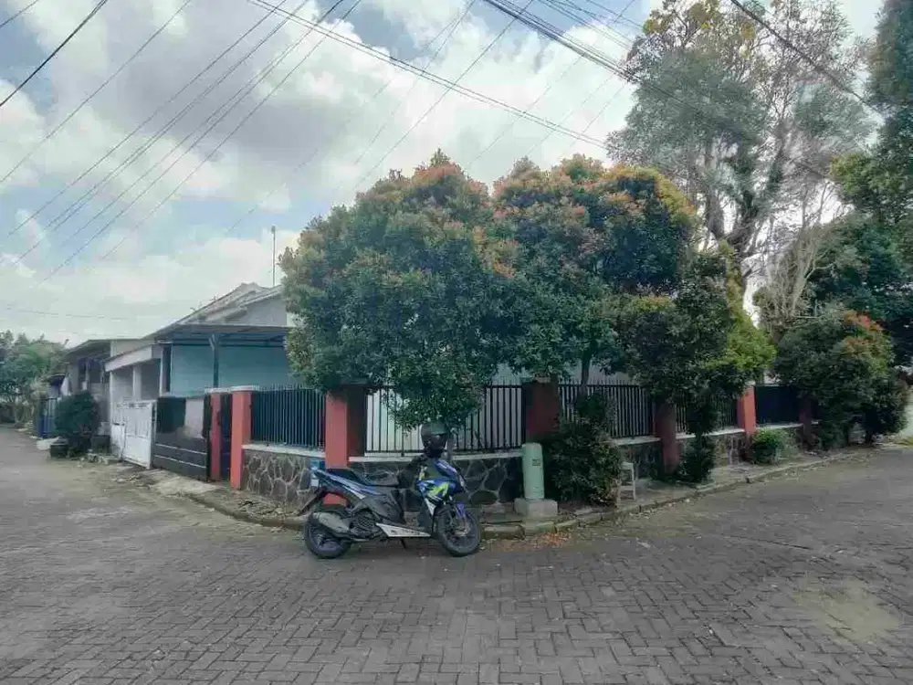 Rumah Hook Saxophone Luas 180