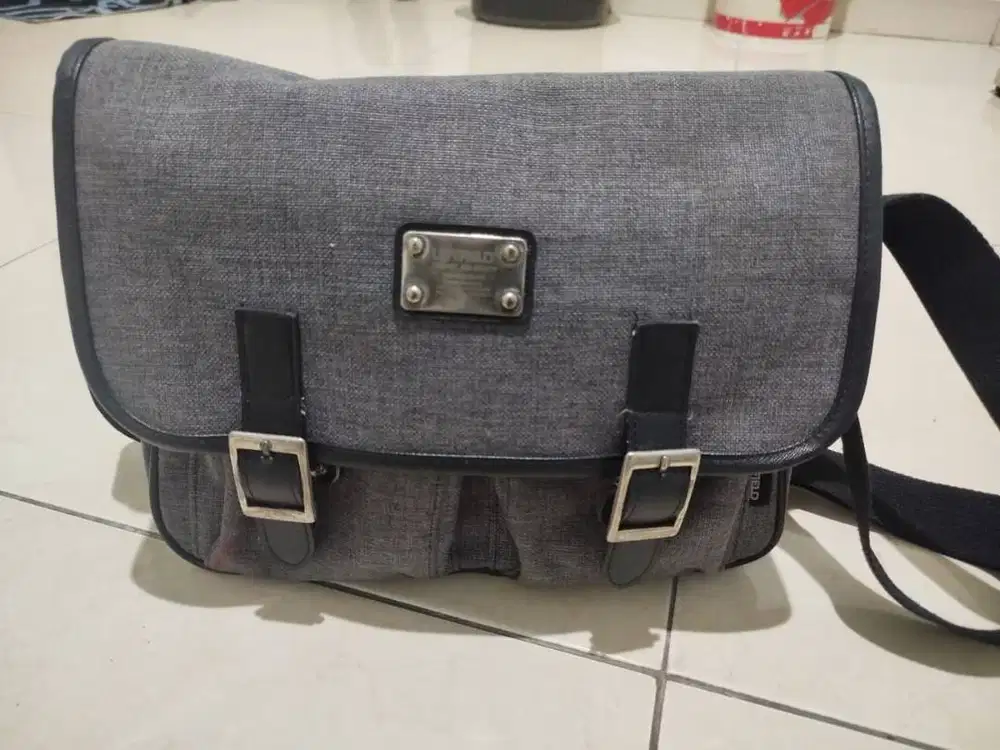 PRELOVED Tas selempang LEFTFIELD ORIGINAL