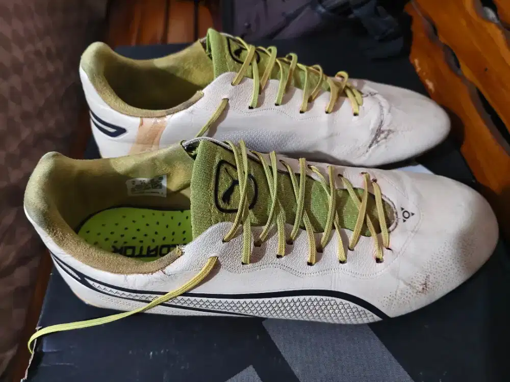 Puma king Pro, Size 43 atau 28 cm. Masih layak pakai, bekas .