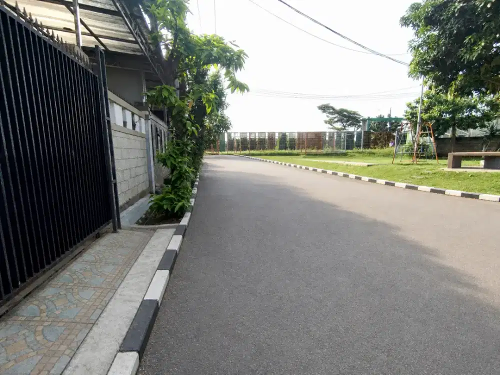 Rumah Depok Depan Taman Dekat Gerbang SHM Posisi Premium Dalam Komplek