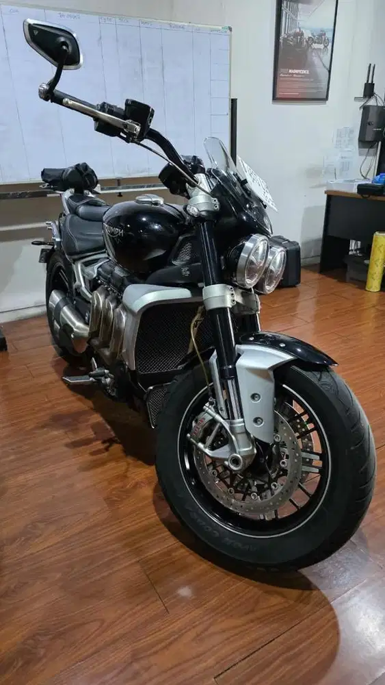 TRIUMPH ROCKET 3 LIKE NEW KM 1000