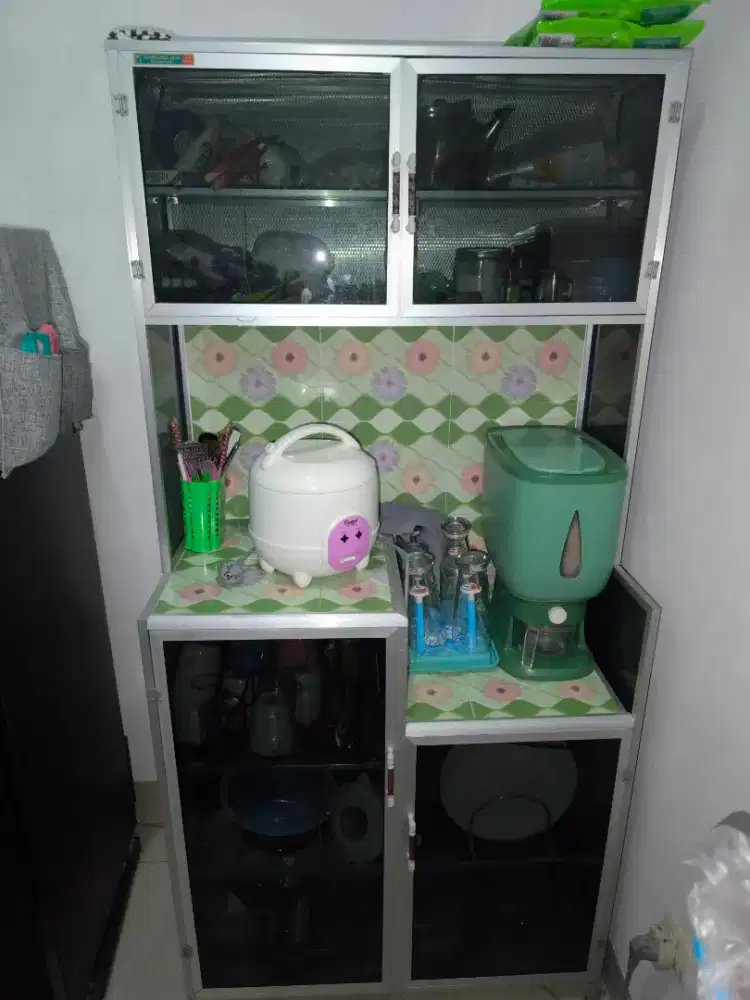 Lemari Rak Dapur Aluminium + Kaca – Multifungsi & Kokoh