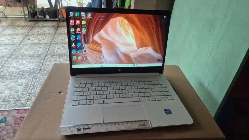Laptop merk HP warna putih touchscreen model 14 - dq0732ds