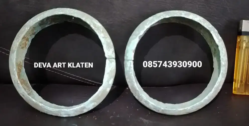 Sepasang gelang perunggu temuan kuno