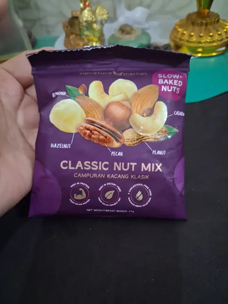 Signature market clasic 
Mix nuts slow bake nuts 
Expired 9.02.27
Snac