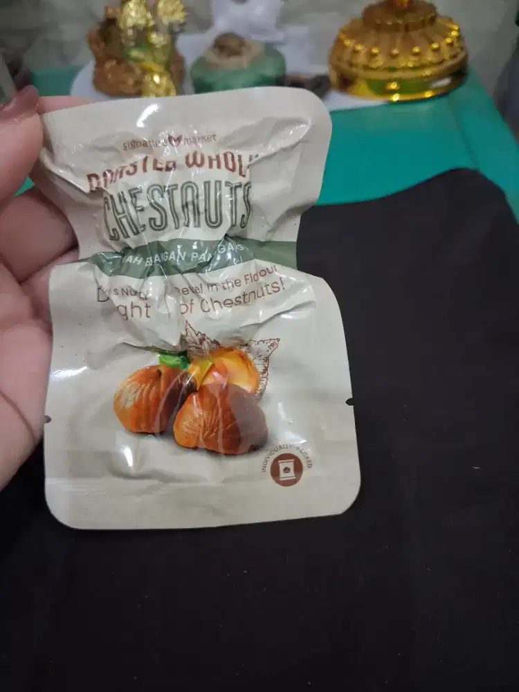 Roasted whole chesnuts 
Kacang pangang chesnuts 
Expired 20.10.26 
Sna