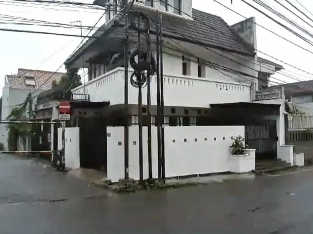 DIJUAL – Rumah Hoek Bangunan Bagus di Cilandak 1 (Belakang Citos)  Lokasi strategis di Jakarta Selatan, cocok untuk hunian maupun investasi.