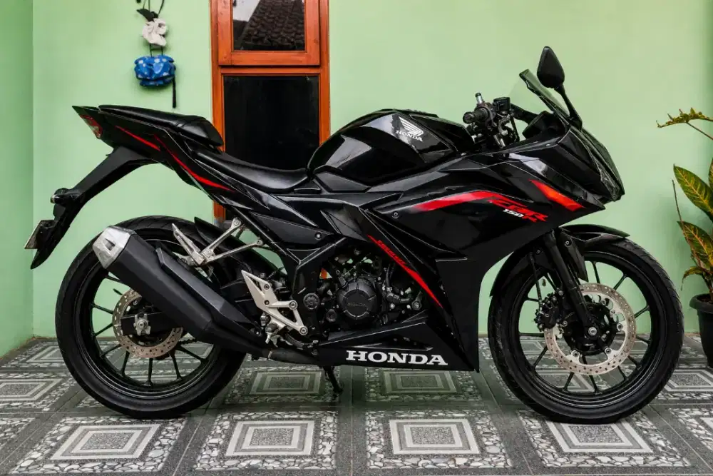Honda CBR 150R Tahun 2020 Hitam Lengkap