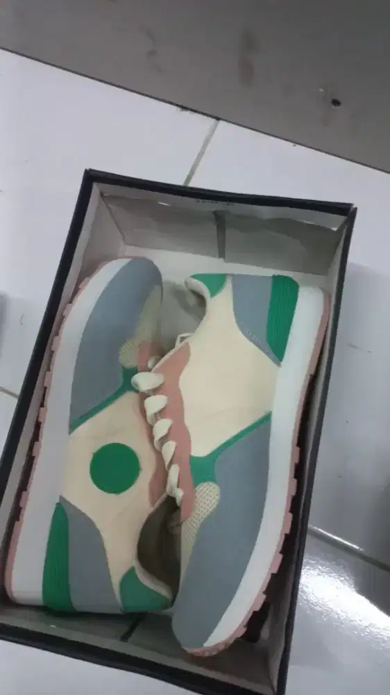 Sepatu kets dan sepatu sandal