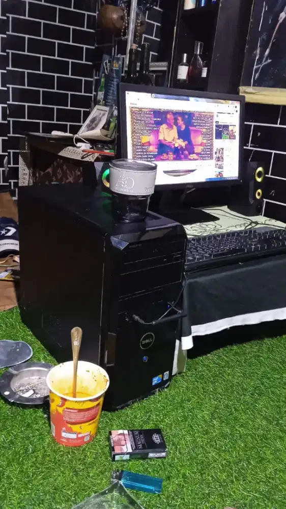 Satu set komputer merek Dell